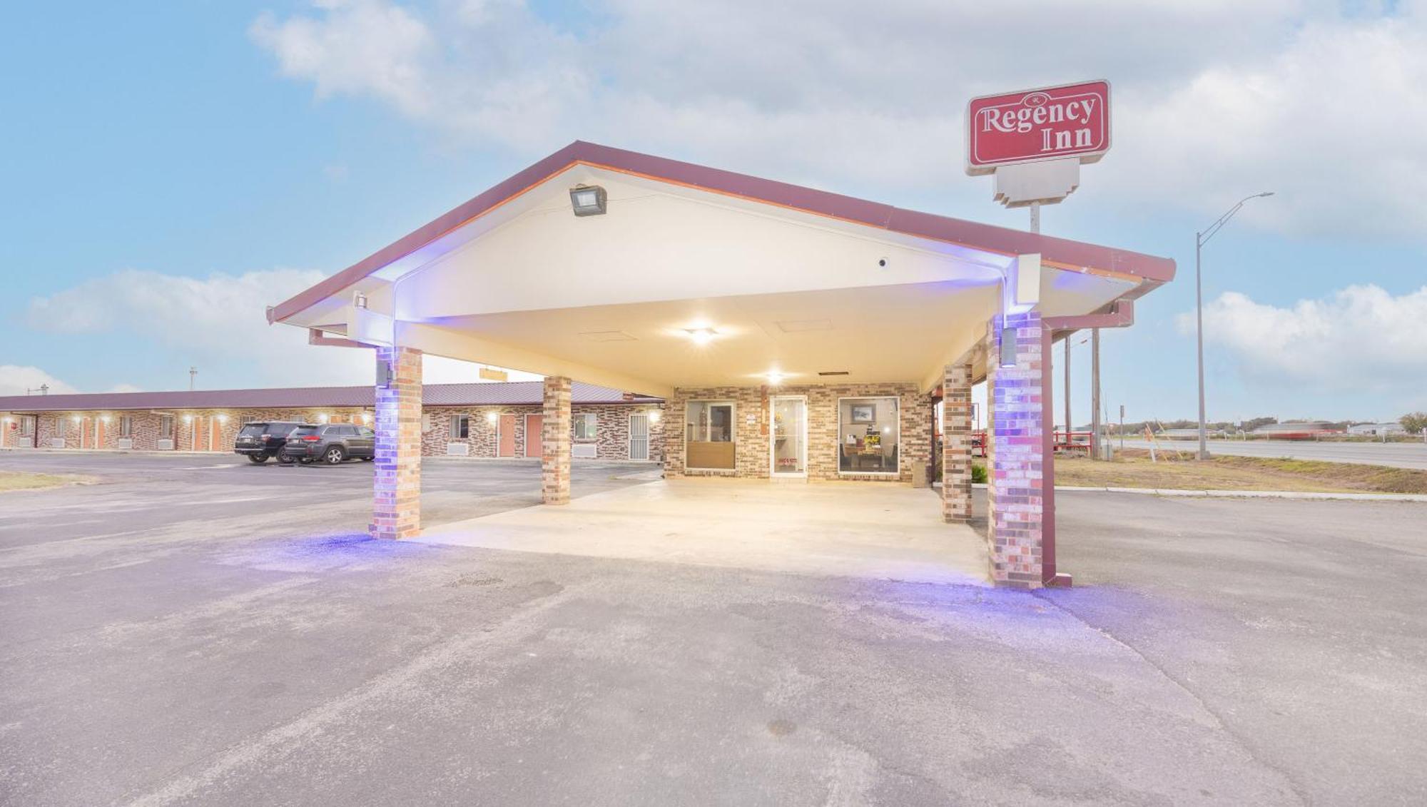 Regency Inn Hondo Bagian luar foto